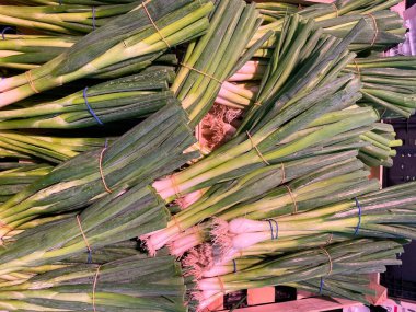 Alman pazarında izole edilmiş yığın halinde pırasa taze soğan.
