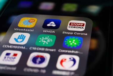 Viersen, Almanya - 7 Temmuz. 2020: Uluslararası korona izleme uygulamaları seçeneğiyle cep telefonu ekranının kapatılması (sağ üst köşedeki durdurma koronasına odaklanın)