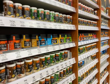 Toenisvorst, Almanya - 8 Temmuz. 2020: Üst üste baharat ve baharat kutularıyla Alman süpermarketinde rafta.