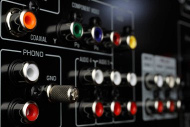 Siyah dolby surround alıcısının arka tarafındaki izole edilmiş çocuk yuvalarına bak