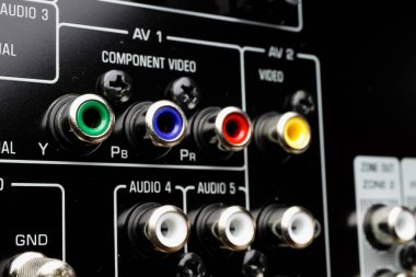 Siyah dolby surround alıcısının arka tarafındaki izole edilmiş çocuk yuvalarına bak