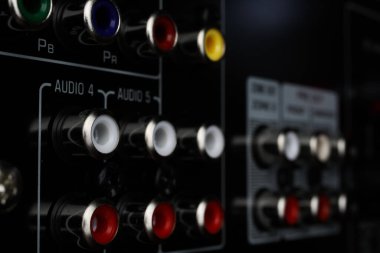 Siyah dolby surround alıcısının arka tarafındaki izole edilmiş çocuk yuvalarına bak