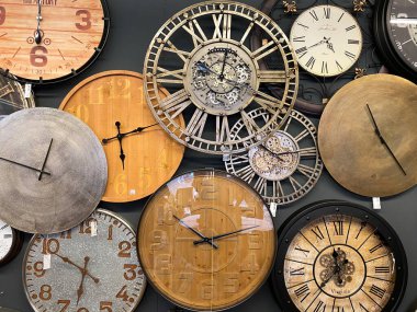 Venlo, Hollanda - 9 Temmuz. 2020: Duvardaki çeşitli izole edilmiş klasik saatlerden oluşan grupta görüntüle