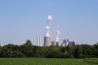 Grevenbroich, Almanya - 9 Temmuz. 2020: Linyit kahverengi kömür RWE elektrik santrali Frimmersdorf 'ta tarımsal alan ve orman manzarası