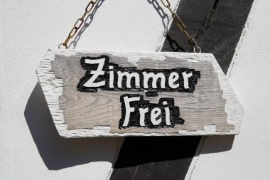 Tahta çerçeve beyaz duvarda (Z harfine odaklan) Almanca metin (Almanca metin 