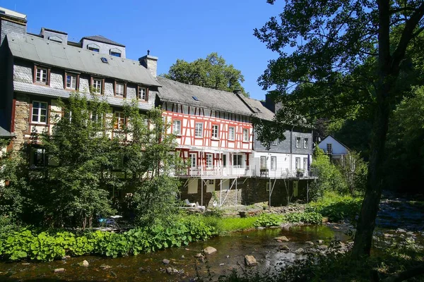 Monschau Allemagne Eifel Juillet 2020 Vue Sur Rivière Avec Maisons — Photo