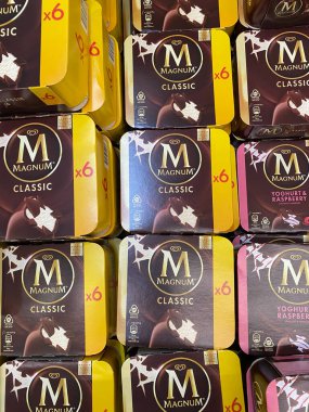 Viersen, Almanya - 9 Temmuz. 2020: Soğutma tezgahında izole edilmiş kutular dondurulmuş Magnum dondurması