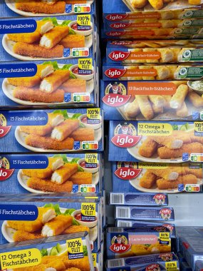 Viersen, Almanya - 9 Temmuz. 2020: Soğutma tezgahında Kaptan iglo donmuş balık çubuklarıyla izole edilmiş kutuların kapatılması