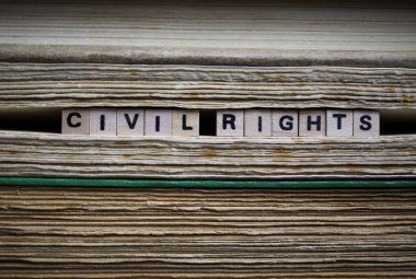 Vatandaşlık hakları kısıtlaması kavramı: İzole edilmiş antika eski kitap yığınlarının kapatılması, metin blokları ve ahşap alfabe küpleriyle sararmış sayfalar