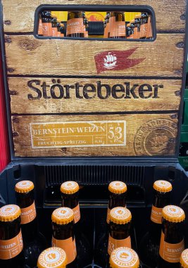 Viersen, Almanya - 9 Temmuz. 2020: Kuzey Alman bira fabrikası Stoertebeker 'ın izole edilmiş bira sandığı