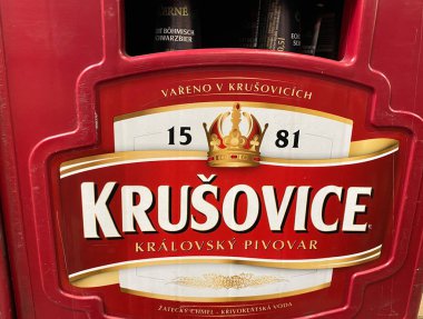 Viersen, Almanya - 9 Temmuz. 2020: Alman içecek dükkanında izole edilmiş Czech Krusovice bira sandığı