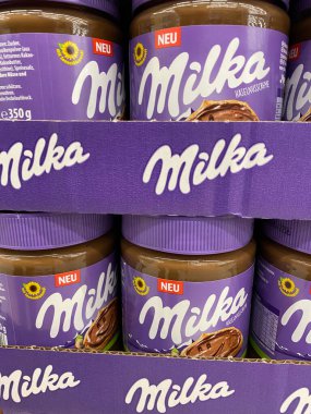 Viersen, Almanya - 9 Temmuz. 2020: Alman süpermarketinde Milka çikolata kaplı bardaklar