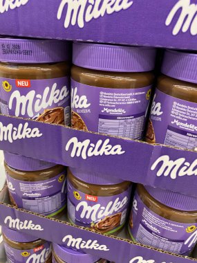 Viersen, Almanya - 9 Temmuz. 2020: Alman süpermarketinde Milka çikolata kaplı bardaklar