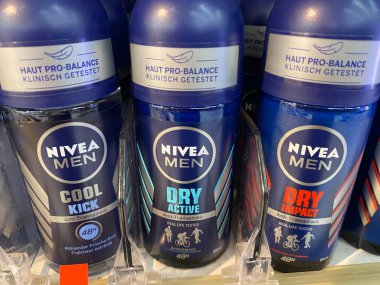 Viersen, Almanya - 9 Temmuz. 2020: Nivea deo şişelerinin Alman süpermarketlerinin raflarında kapatılması