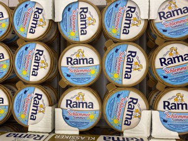 Viersen, Almanya - 9 Temmuz. 2020: Alman süpermarketinde Rama margarin bardaklarının üst görüntüsü