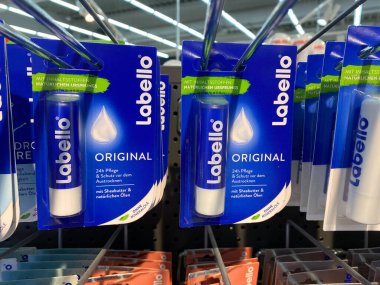 Viersen, Almanya - 9 Temmuz. 2020: Alman süpermarketinde izole edilmiş Labello dudak kremi çubuklarına bakın