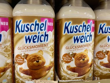 Viersen, Almanya - 9 Temmuz. 2020: Alman süpermarketinin rafındaki Kuschelweich kumaş yumuşatıcısının izole edilmiş şişelerinin kapatılması