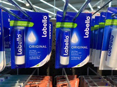 Viersen, Almanya - 9 Temmuz. 2020: Alman süpermarketinde izole edilmiş Labello dudak kremi çubuklarına bakın