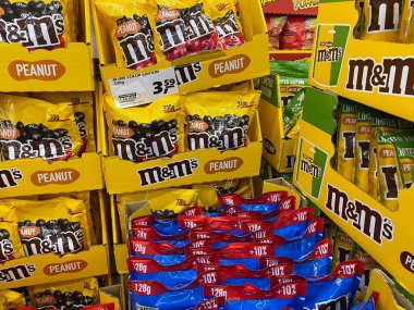 Viersen, Almanya - 9 Temmuz. 2020: Alman süpermarketinde sarı M & M çikolata ürünleri yığını