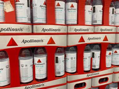 Viersen, Almanya - 9 Temmuz. 2020: Alman içecek deposunda istiflenmiş izole edilmiş kırmızı Apollinaris maden sandıkları (sol kutulara odaklan)