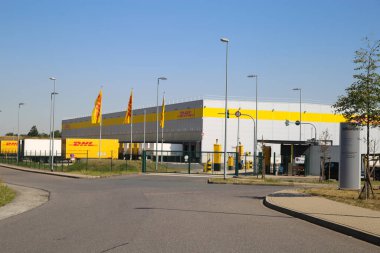 Rheinberg, Almanya - 8 Ağustos. 2020: Mavi gökyüzüne karşı DHL paket dağıtım merkezinin girişinde görüntüle