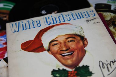 Viersen, Almanya - 9 Temmuz. 2020: Bing Crosby 'nin yakın plan beyaz noel tek plak kapağı 1942' den (merkeze odaklan)