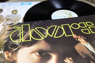 Viersen, Almanya - 9 Temmuz. 2020: Amerikan rock grubu The Doors 'un izole edilmiş plak koleksiyonunu izleyin