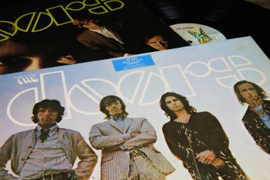 Viersen, Almanya - 9 Temmuz. 2020: Amerikan rock grubu The Doors 'un izole edilmiş plak koleksiyonunu izleyin
