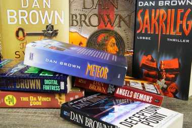 Viersen, Almanya - 9 Temmuz. 2020: Amerikalı yazar Dan Brown 'dan farklı kitaplar (merkeze odaklan)