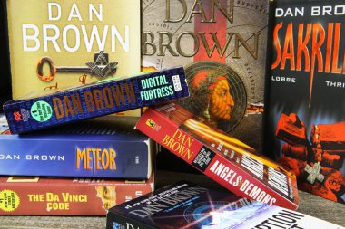 Viersen, Almanya - 9 Temmuz. 2020: Amerikalı yazar Dan Brown 'dan farklı kitaplar (merkeze odaklan)