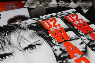 Viersen, 9 Temmuz. 2020: U2 bant plak koleksiyonuna bak (merkeze odaklan)