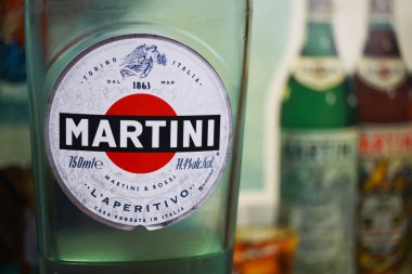 Viersen, Almanya - 9 Temmuz. 2020: İzole edilmiş kırmızı Martini Fiero şişe etiketi. Eski moda bulanık reklam panosu geçmişi. (sol şişeye odaklan)