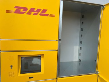 Viersen, Almanya - 9 Temmuz. 2020: Açık bölmeli paket koleksiyonu için Alman sarısı DHL paketleme istasyonuna bakın