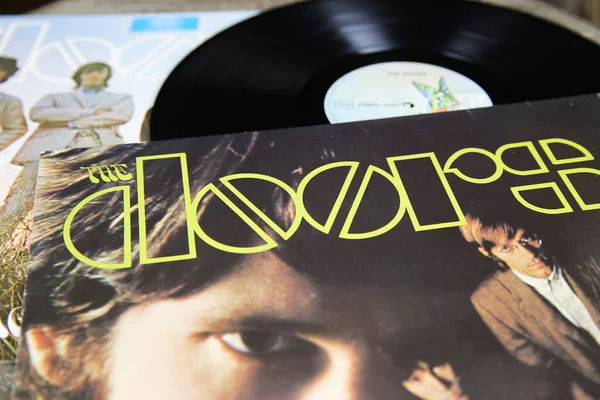 Viersen, Almanya - 9 Temmuz. 2020: Amerikan rock grubu The Doors 'un izole edilmiş plak koleksiyonunu izleyin