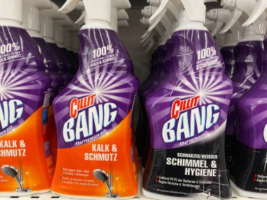 Viersen, Almanya - 9 Temmuz. 2020: Cillit Bang 'e bakın Alman süpermarketinin rafındaki tüm banyo temizleyici deterjan şişeleri