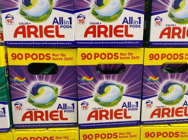 Viersen, Almanya - 9 Temmuz. 2020: Alman süpermarketinde Ariel 'in çamaşır yıkadığı kutulara bakın