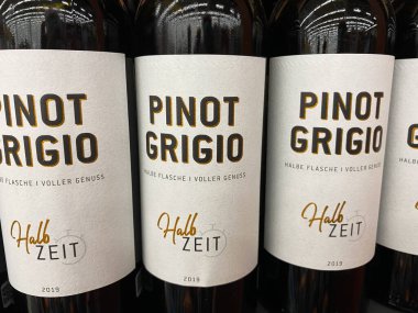 Viersen, Almanya - 9 Temmuz. 2020: Alman süpermarketinin rafındaki Pinot Grigio şarap şişelerine bak (merkeze odaklan)