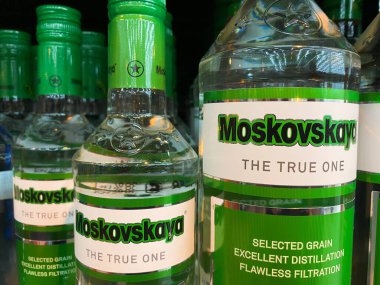 Viersen, Almanya - 9 Temmuz. 2020: Alman süpermarketinin rafındaki Moskovskaya votka şişelerine bakın (sağdaki şişeye odaklanın)