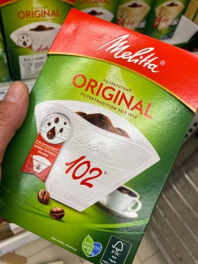 Viersen, Almanya - 9 Temmuz. 2020: Alman süpermarketinde Melitta kahve filtresi kağıtlarıyla el ele tutuşan kutuya bakın