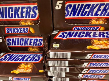 Viersen, Almanya - 9 Temmuz. 2020: Alman süpermarketinin rafındaki izole edilmiş Snickers çikolatalarına bakın