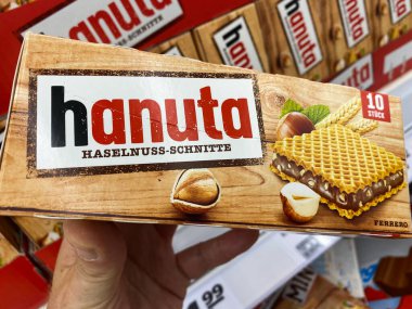 Viersen, Almanya - 9 Temmuz. 2020: Alman süpermarketinde Hanuta çikolatalı waffle 'la el ele tutuşan kutuyu izleyin