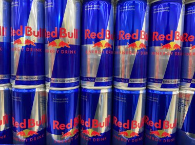 Viersen, Almanya - 9 Temmuz. 2020: Alman süpermarketinin rafındaki izole edilmiş mavi konserve Red Bull enerji içeceklerine bakın