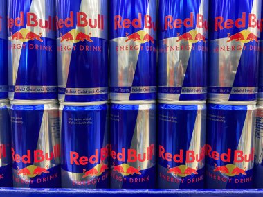 Viersen, Almanya - 9 Temmuz. 2020: Alman süpermarketinin rafındaki izole edilmiş mavi konserve Red Bull enerji içeceklerine bakın