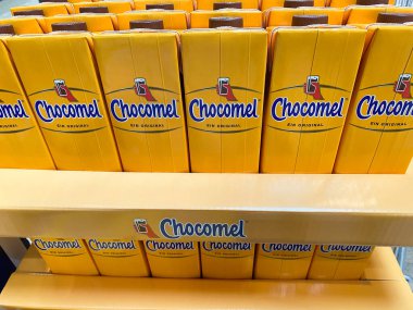 Viersen, Almanya - 9 Temmuz. 2020: Ardarda izole edilmiş sarı şişelere bir göz at, üzerinde Hollanda çikolatası olan Chocomel (üst satıra odaklan)
