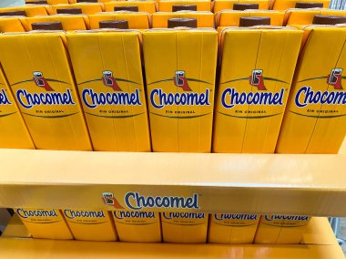 Viersen, Almanya - 9 Temmuz. 2020: Ardarda izole edilmiş sarı şişelere bir göz at, üzerinde Hollanda çikolatası olan Chocomel (üst satıra odaklan)