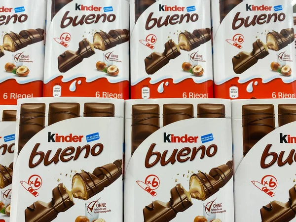 Viersen, Almanya - 9 Temmuz. 2020: Alman süpermarketinin rafındaki Kinder Bueno çikolata kutularına bakın (daha alt sıra üzerine odaklanın)