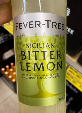 Viersen, Almanya - 9 Temmuz. 2020: Fever Tree 'nin yakın çekimi acı limon şişesi Alman süpermarketinde elle tutuluyor (şişe merkezine odaklan)