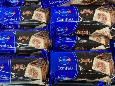 Viersen, Almanya - 9 Temmuz. 2020: Alman süpermarketinde üst üste yığılmış Bahlsen comtess keklerinin yakınlaştırılması
