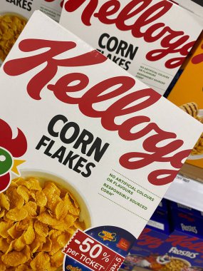 Viersen, Almanya - 9 Temmuz. 2020: Alman süpermarketinde Kellogg mısır gevreği kutularının kapatılması (merkeze odaklanma))