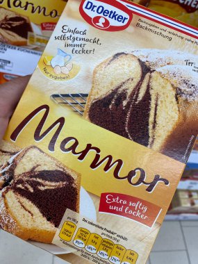 Viersen, Almanya - 9 Temmuz. 2020: Kutunun kapanışı: Dr. Oetker, Alman süpermarketinde mermer kek pişirme karışımını hazırladı (merkeze odaklan)
